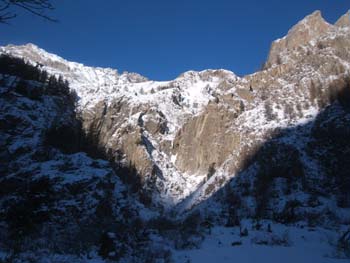 L'ingresso del Vallon du Pont. Sullo sfondo, il Cigare de Sanfoins non ancora formato (foto M. Sanguineti)