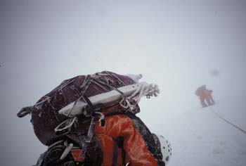 Inizia la discesa dal Pico Norte dell'Illimani, nella bufera 